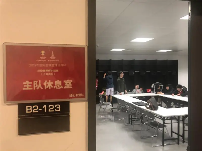 老年人如何安全地进行篮球接球训练?_1